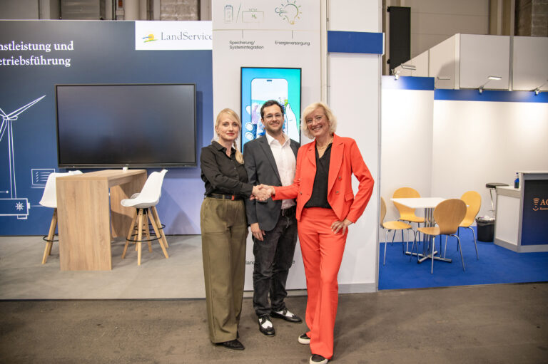 Handshake von Claudia Flörke, Felix Weiss und Bärbel Heidebroek